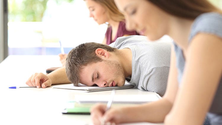 Schüler schläft