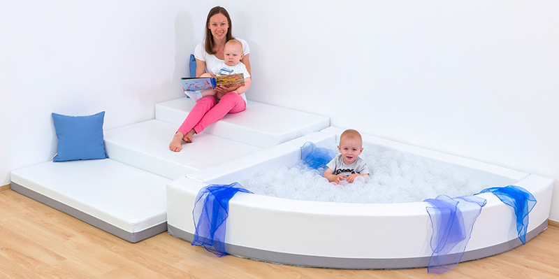 Betzold Podeste-Set Berna Betzold Podeste-Set Berna mit Mutter und zwei Kleinkindern, transparenten Bällen und blauem Kissen
