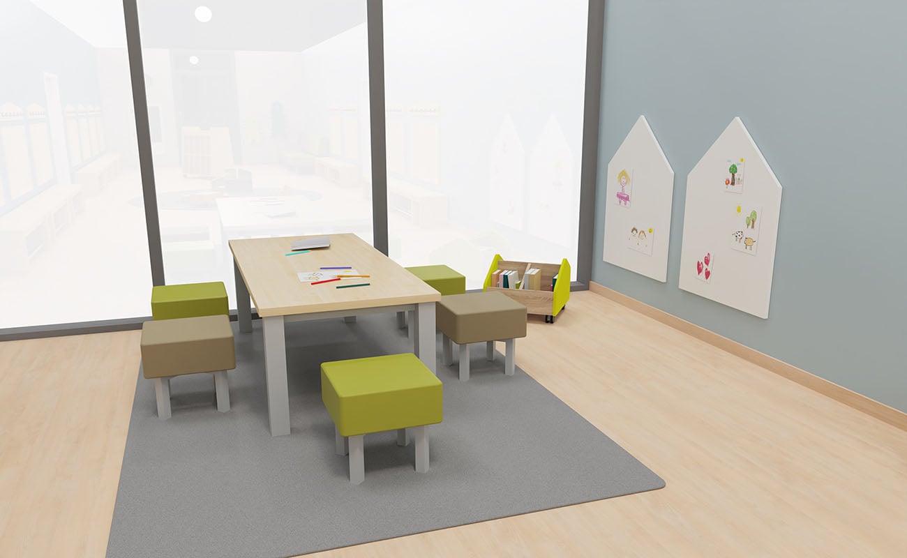 Garderobe Spiel- und Stauraum Garderobe Spiel- und Stauraum Ausschnitt mit essBar Tisch und Stühlen und EduCasa Magnettafel Haus