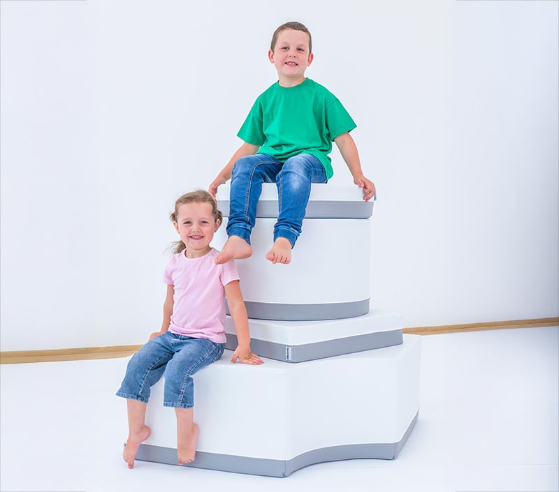 Betzold Podest rund Betzold Podest rund mit Kindern und weiteren alba Podestelementen