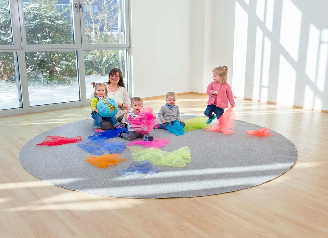 Betzold Kurzflor Teppich Betzold Kurzflor Teppich in grau mit Erzieherin und Kindern und bunten Tüchern