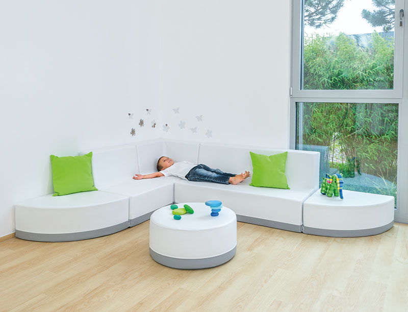 Betzold Alba Ecke für Sofa Betzold Alba Ecke für Sofa in großer Stellweise mit Kind und Deko