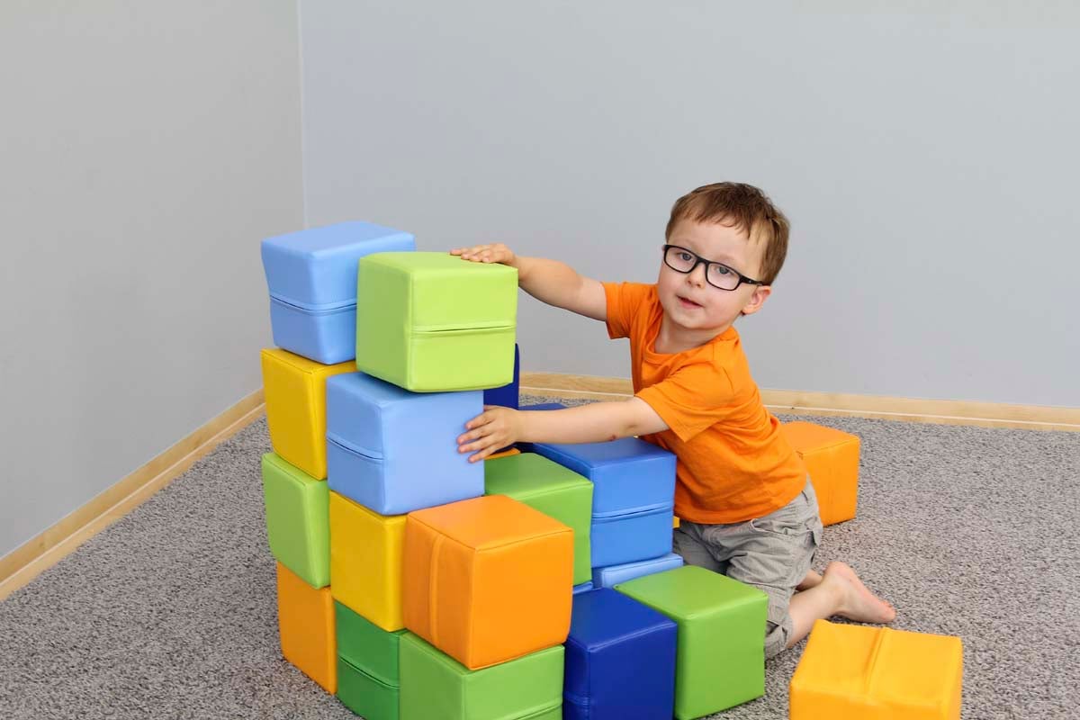 Betzold Softbausteine Betzold Softbausteine in bunten Farben mit kleinem Jungen