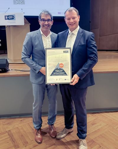 Ulrich Betzold nimmt die Auszeichnung von Staatssekretär Dr. Andre Baumann entgegen.