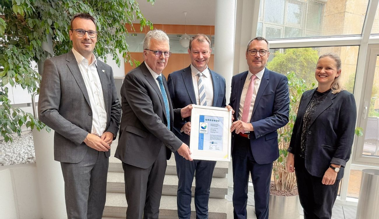 Übergabe der EMAS-Urkunde an Ulrich Betzold durch die IHK Ostwürttemberg