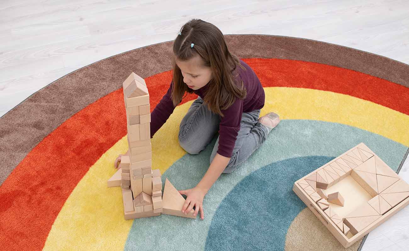 Betzold Regenbogenteppich Betzold Regenbogenteppich mit Betzold Regenbogen und spielendem Mädchen