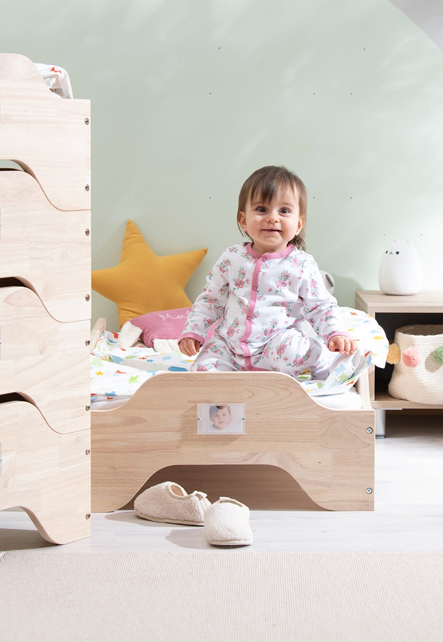 Stapelbares Kinderbett Stapelbares Kinderbett mit Bettwäsche und Kind