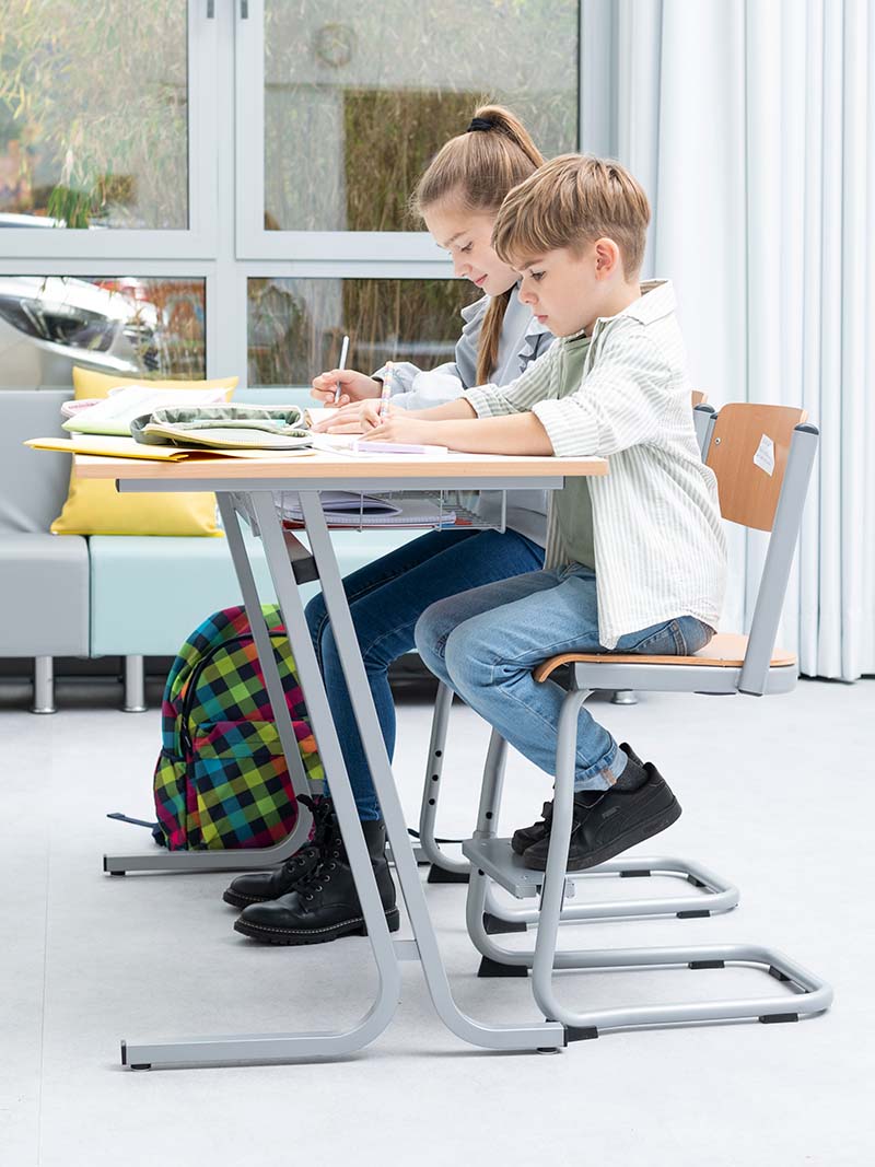 Fußrastenstuhl mit Holzsitzschale Anwendungsfoto Fußrastenstuhl mit Holzsitzschale mit Schülern im Klassenzimmer