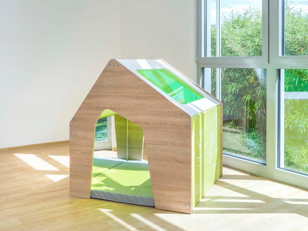 EduCasa Spielhaus Sinne EduCasa Spielhaus Sinne im Sonnenlicht mit grünem Acrylglasdachfenster