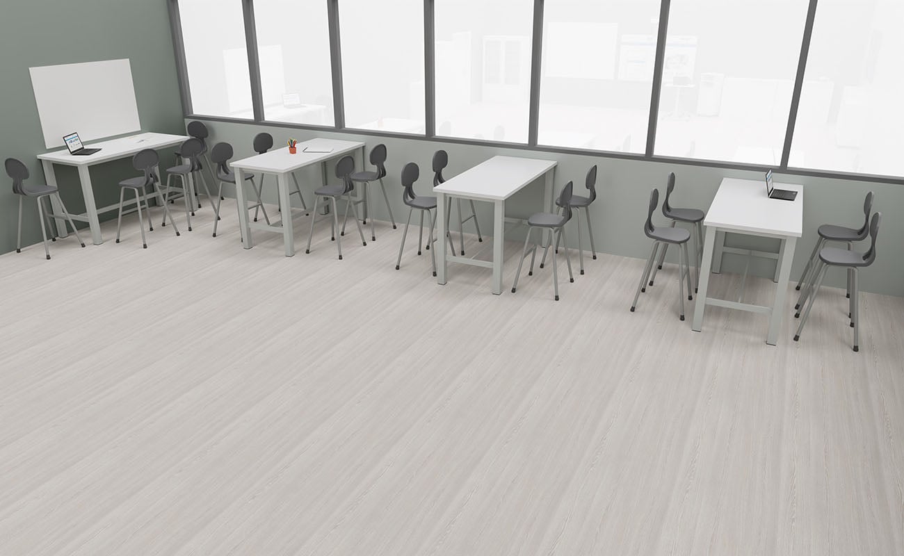 Klassenzimmer Wissensnetz Gruppenarbeitsbereich Klassenzimmer Wissensnetz Ecke 2 mit Gruppenarbeitsbereich mit essBar Hochtischen, Betzold Hochstühlen und magnetischer Wandtafel
