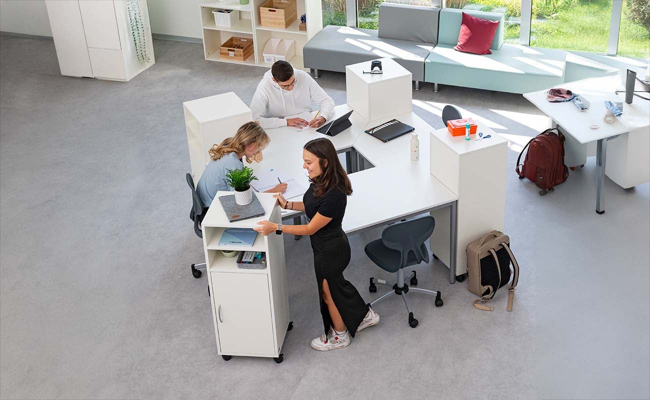 Betzold Lernflex Caddys und X-Tra Stühle Betzold Lernflex Caddys modular im Raum mit X-Tra Stühlen, Anwendungsbild im Klassenzimmer