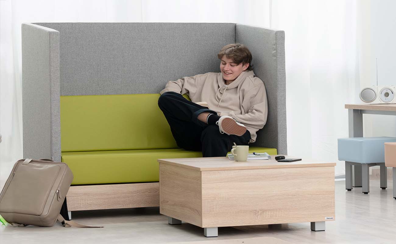 Betzold Schallschutzsofa Chillo Betzold Schallschutzsofa Chillo mit Flexeo Tisch, Betzold Tasche und essBar Möbeln im Hintergrund