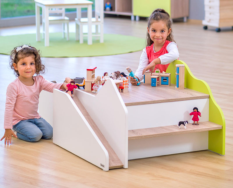 EduCasa Bodenspieltisch mit Kindern und verschiedenen Figuren