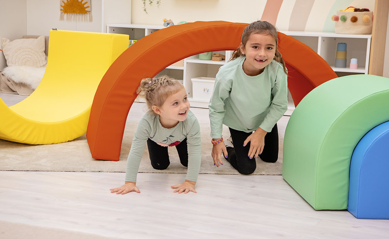 Betzold Softelemente Regenbogentunnel Betzold Softelemente Regenbogentunnel mit 2 spielenden Kindern