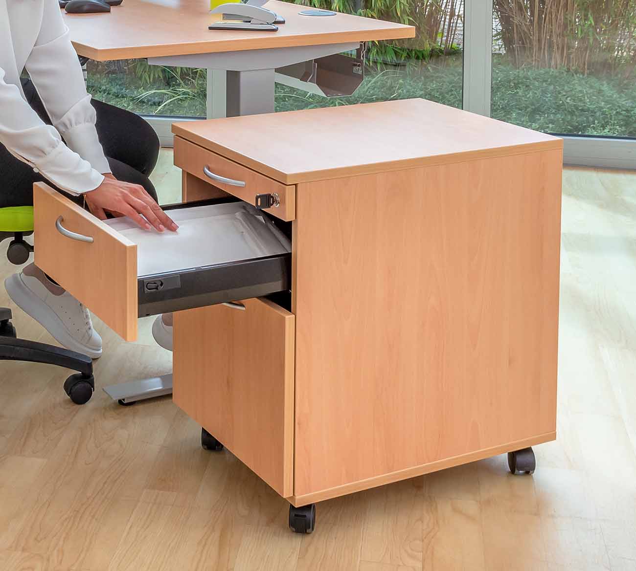Flexeo Schreibtisch-Container mit 3 Schubladen Flexeo Schreibtisch-Container mit 3 Schubladen und Flexeo Schreibtisch im Büro