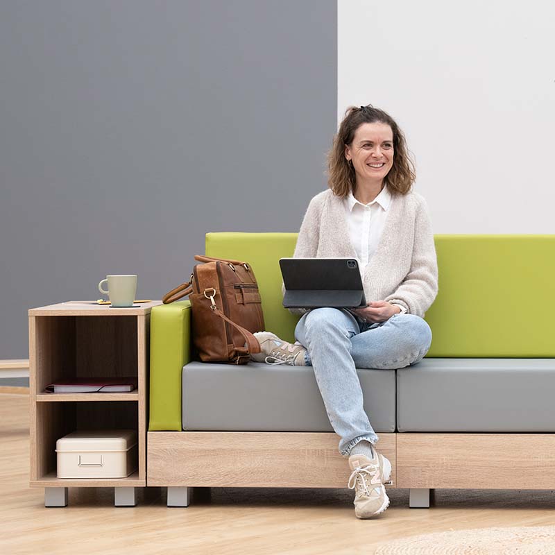 Chillo Sofa mit Regal Anwendungsfoto Chillo Sofa mir Regal und junger Frau mit Tablet
