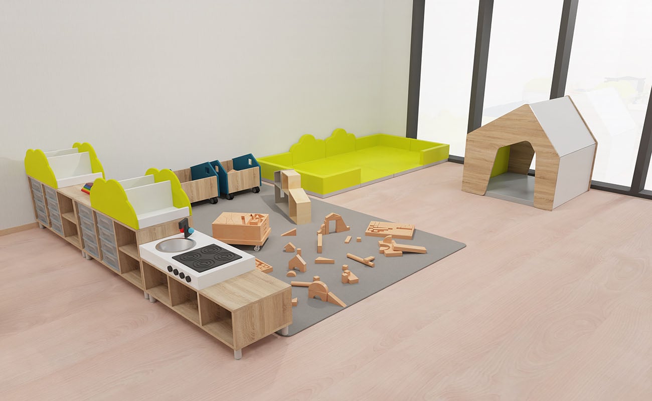 Gruppenraum Wohlfühlgruppenraum Gruppenraum Wohlfühlgruppenraum Ausschnitt mit Flexeo Raumtrennerregal, Regalaufsatz Bücherkiste Busch und Küche, Betzold Bausteinwagen, EduCasa Spielhaus und Krabbelebene