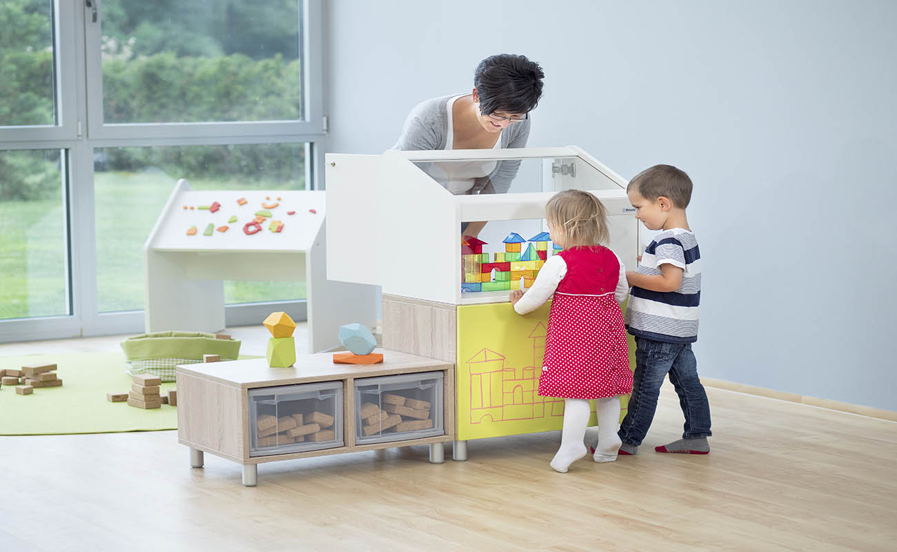 EduCasa Vitrinenaufsatz mit Flexeo-Regal, EduCasa Kreidetafel und Kindern