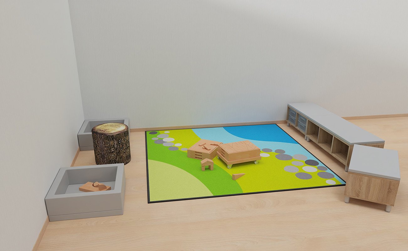 Gruppenraum Waldlichtung Gruppenraum Waldlichtung Raumecke mit EduCasa Teppich Landscape, Flexeo Regal, Raumtrenner und Betzold Bausteinwagen