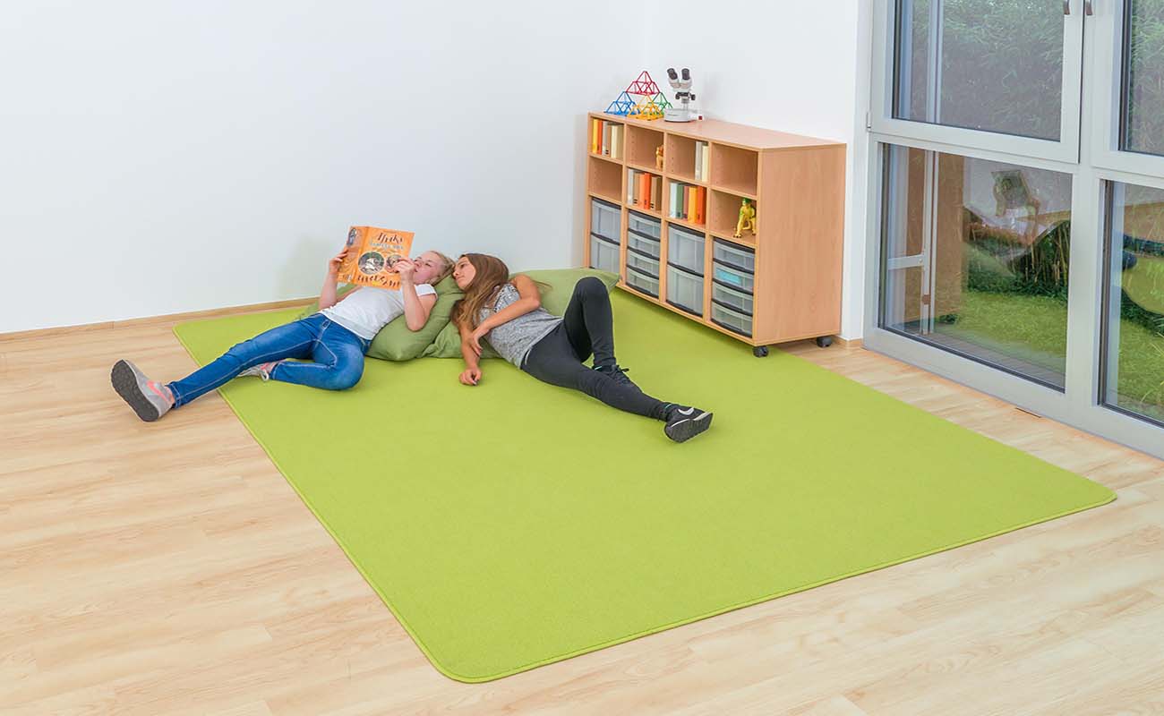 Betzold Kurzflor Teppich Betzold Kurzflor Teppich mit Flexeo Regal und zwei lesenden Mädchen