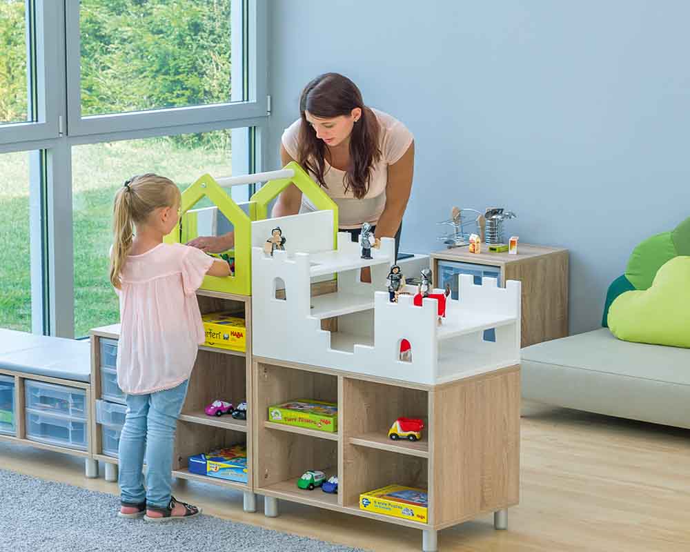 EduCasa Regalaufsatz Ritterburg und Spiegelhaus EduCasa Regalaufsatz Ritterburg und Spiegelhaus mit Kind und Erzieherin