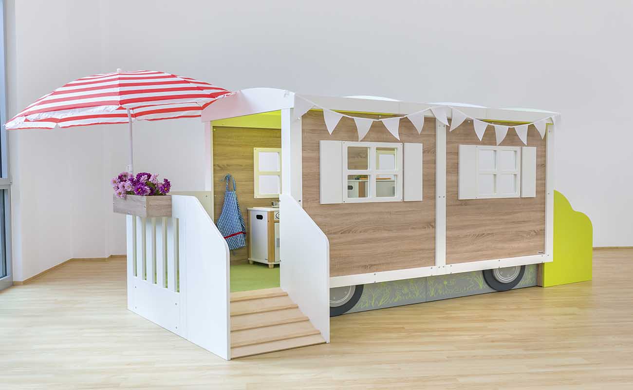 Gruppenraum Bauwagen mit EduCasa Bauwagen, Kindersitzgruppe,