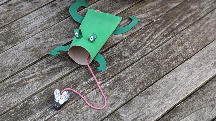 Frosch aus Papprolle fängt Fliege aus einer Perle gebastelt mit Material von betzold.de