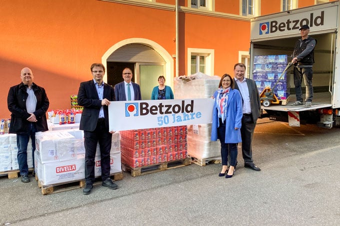 Familie Betzold mit Spenden an die Tafel