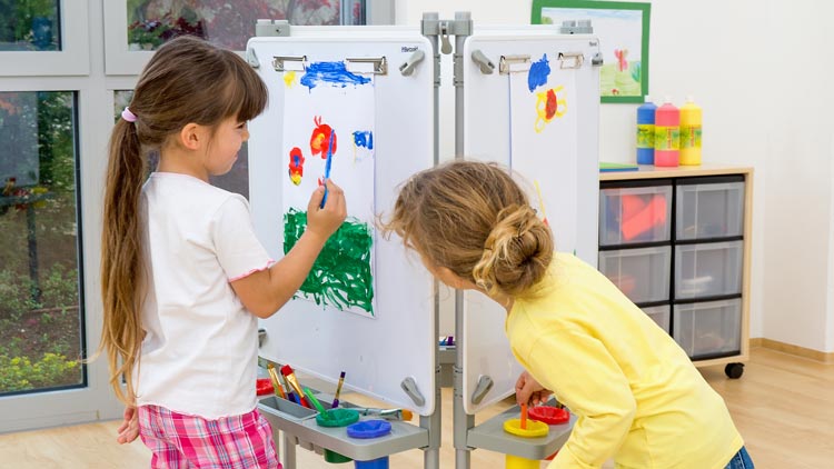 Kinder malen auf dreiseitiger Malwand von Betzold