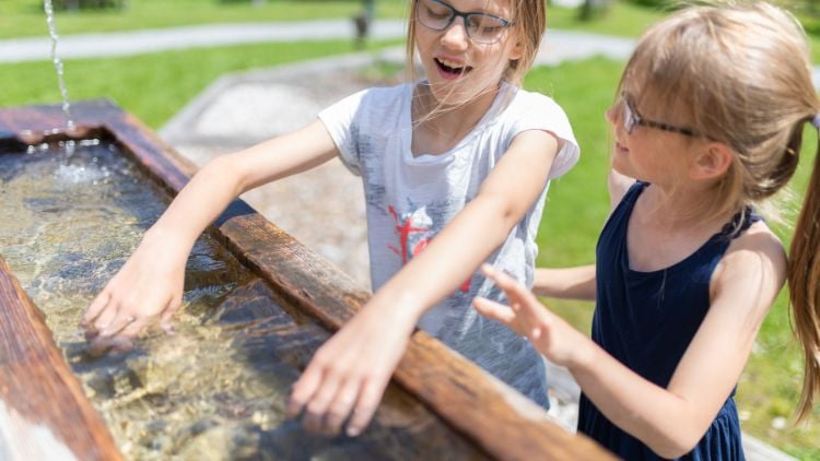 Das Spiel mit dem Wasser gehört fest in das Konzept des Kneippkindergartens.