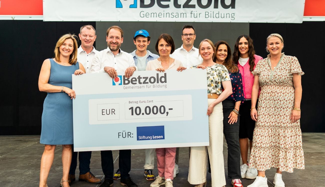 Die Geschäftsführung von Betzold überreicht einen Spendenscheck über 10.000 Euro an die Stiftung Lesen. Gruppenbild mit prominenten Lesepaten.
