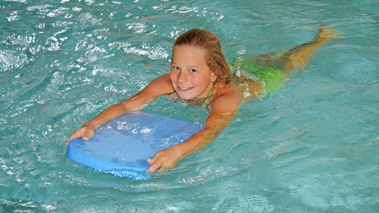 Kind mit Schwimmbrett