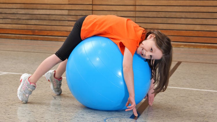 Kind auf Gymnastikball