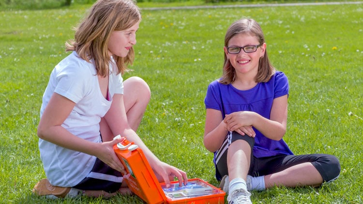 Kinder mit Erste-Hilfe-Kasten