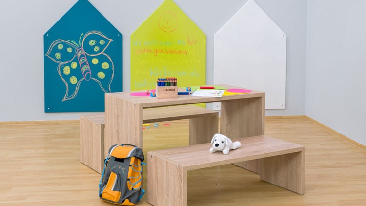 Ein Platz für die Vorschüler mit einer Stapelbank aus dem Betzold Online Shop.