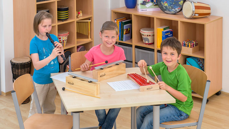 Kinder spielen Instrumente