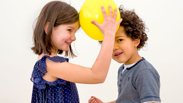 Kinder mit Luftballon