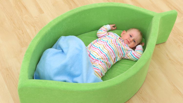 Kind schläft in einem Schlafsack von Betzold.de