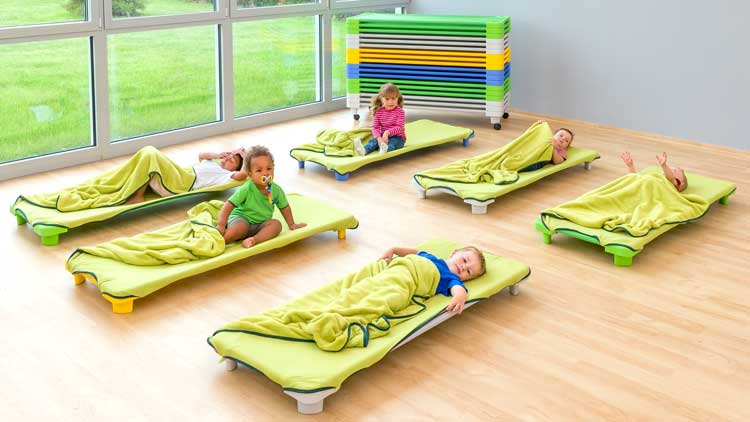 Kindergartenkinder schlafen auf stapelbaren Liegen von betzold.de
