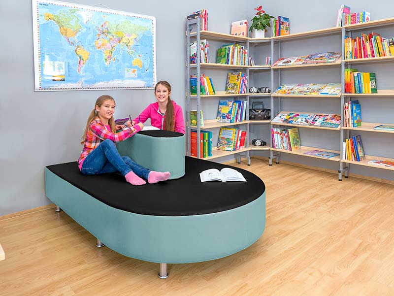 Betzold Relax-Terminal Abschlusselement in Bibliotheksraum mit Büchern und zwei Mädchen