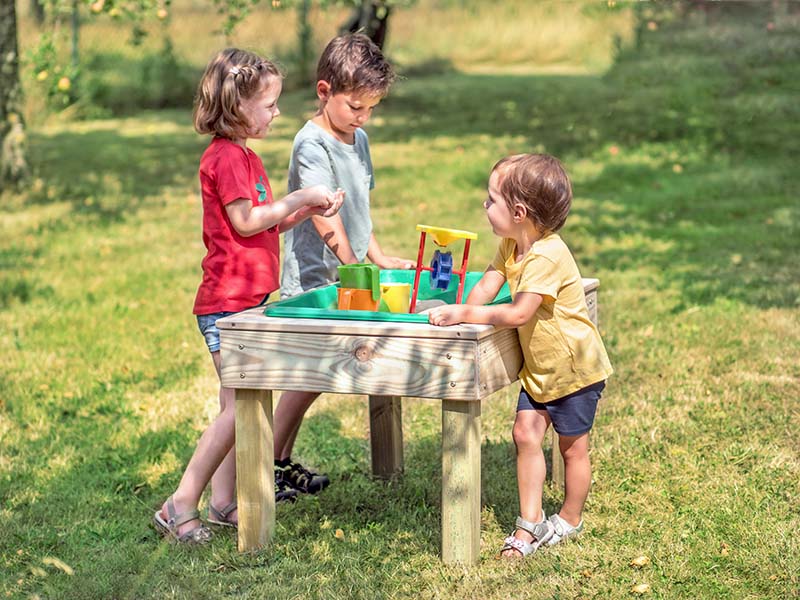 Betzold Matschtisch Anwendungsfoto Betzold Matschtisch mit spielenden Kindern