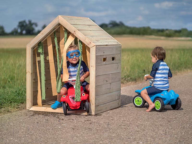 Betzold Outdoor Waschanlage Betzold Outdoor Waschanlage mit 2 Kindern auf Bobbycars im Freien