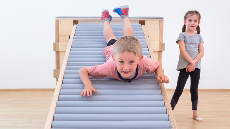 Kind rutscht auf einer Betzold Active Rollrutsche.