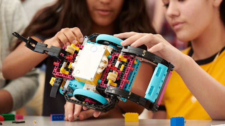 Kinder bauen Roboter