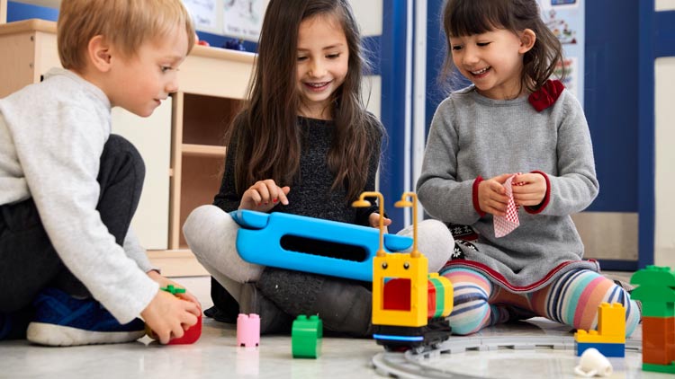 Kinder spielen mit dem Digi-Zug von Lego Education aus dem Betzold Online-Shop.