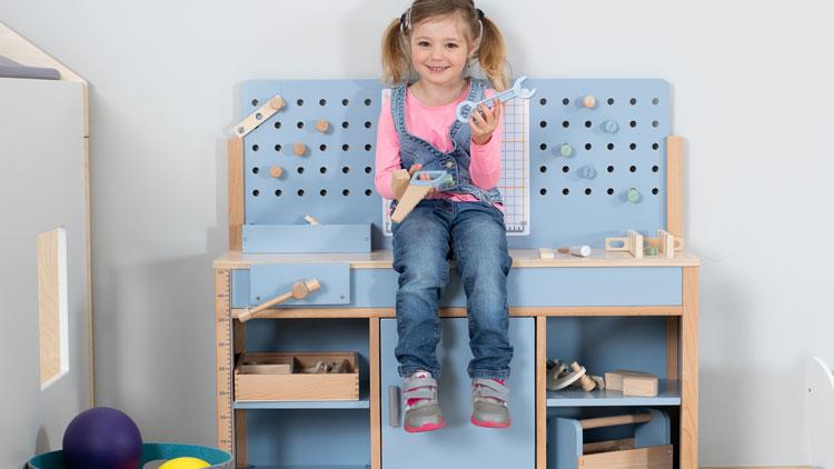 Eine Kinderwerkbank  aus dem Betzold Shop hat genau die richtige Höhe für die Kleinen.