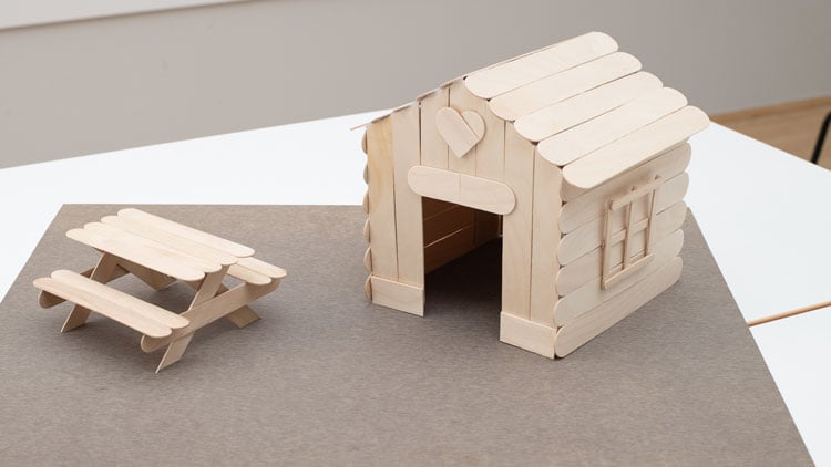 Haus aus Holzstäbchen