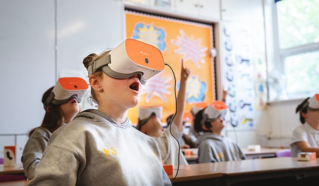 Kind erkundet die ClassVR Brille