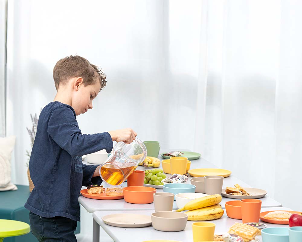 Anwendungsfoto TreeNside Kindergeschirr mit verschiedenem Essen und kleinem Jungen