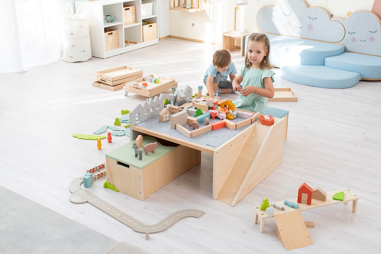 Betzold Bodenspieltisch Betzold Bodenspieltisch mit Spielwelt-Bausteinen und zwei kleinen Kindern